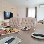 Family Friendly House With A Swimming Pool - 21939 Sibenik