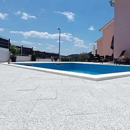 Family Friendly House With A Swimming Pool - 21939 Vikendica *