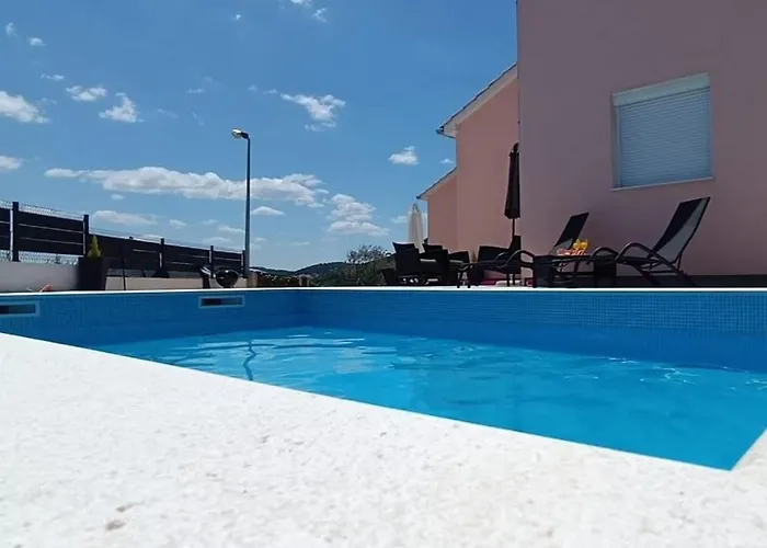 Casa de Férias Family Friendly House With A Swimming Pool - 21939