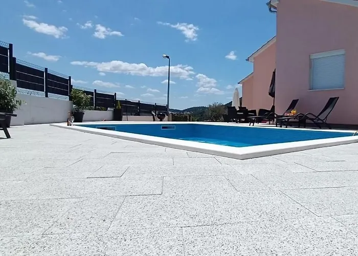 Family Friendly House With A Swimming Pool - 21939 Hébergement de vacances *