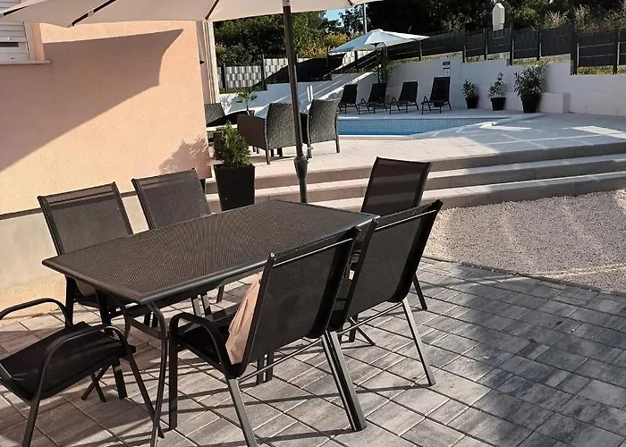 Hébergement de vacances Family Friendly House With A Swimming Pool - 21939