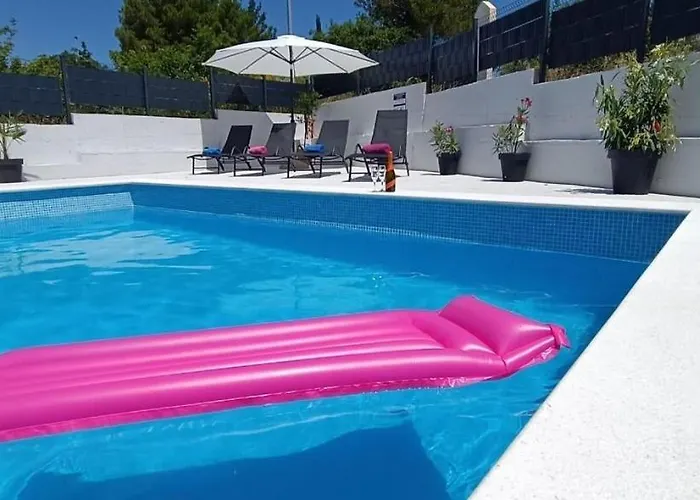 Family Friendly House With A Swimming Pool - 21939