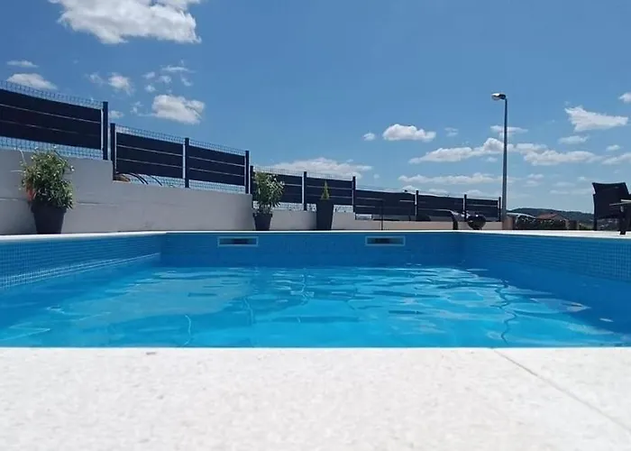 Hébergement de vacances Family Friendly House With A Swimming Pool - 21939