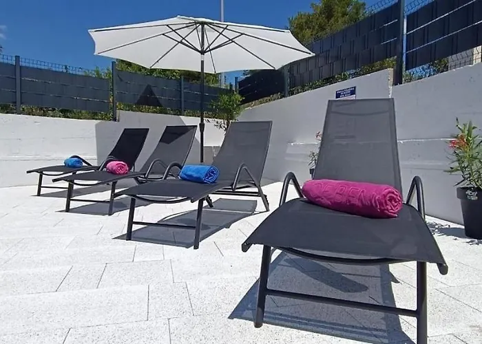 Family Friendly House With A Swimming Pool - 21939